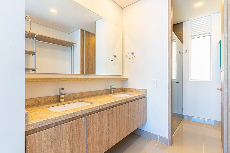 3 BDRM Imposing Ocen View, Beach Acces & Pool