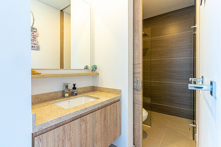 3 BDRM Imposing Ocen View, Beach Acces & Pool